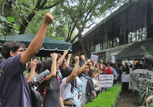 Estudiantes mantienen toma del Canal Once