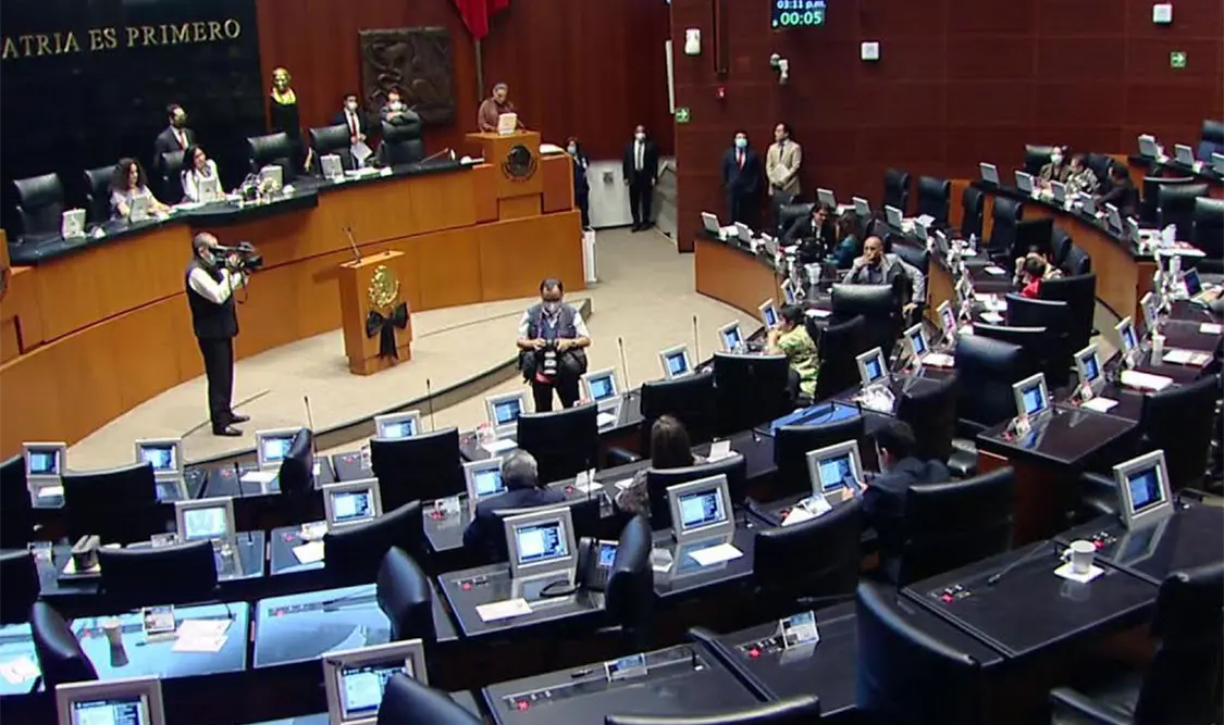 Dirigentes de más de 40 fuerzas políticas estatales entregaron iniciativa en el Senado. Cortesía
