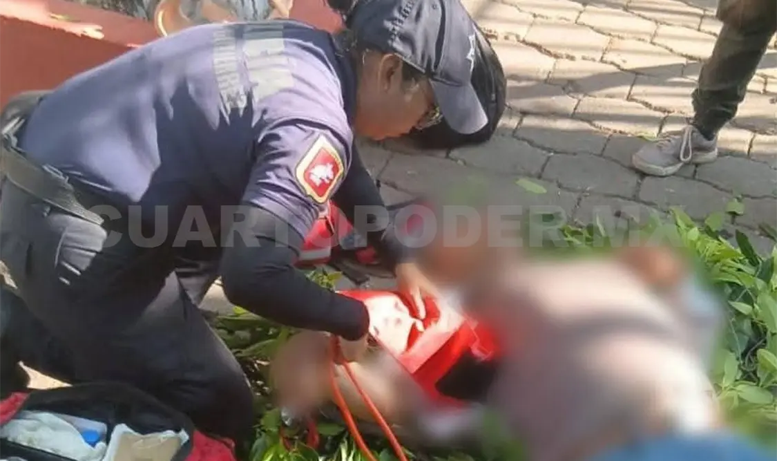 El individuo cayó y se golpeó fuertemente contra el piso, resultando con posibles fracturas. CP