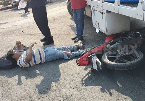 Colisiona moto contra una unidad de carga