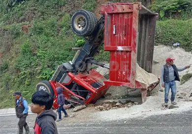 Volteo acaba con las llantas al aire Volteo acaba con las llantas al aire