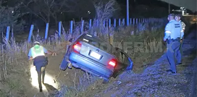 Abandonan veh&iacute;culo luego de accidentarse