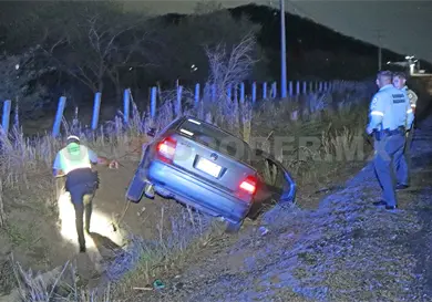 Abandonan vehículo luego de accidentarse Abandonan vehículo luego de accidentarse