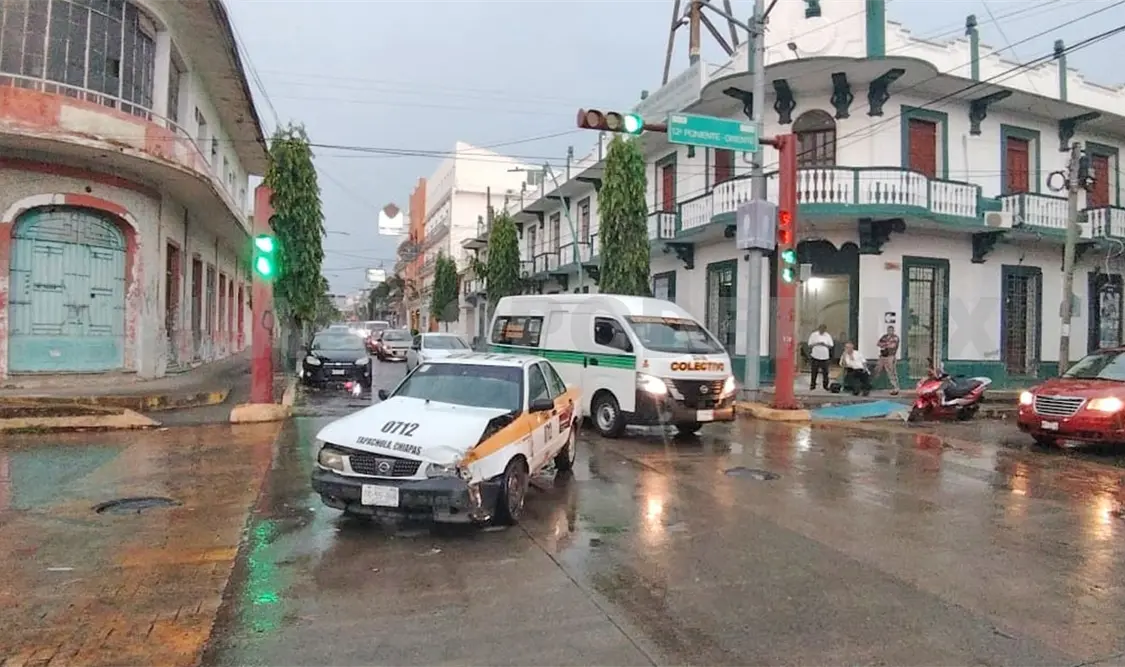 El choque fue entre un transporte público y una pick up en el cruce de la avenida Central Sur y 12.ª calle Oriente-Poniente. Víctor Sánchez / CP