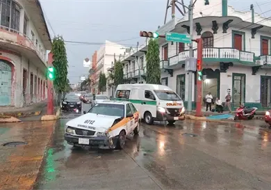 Solo daños en semaforazo entre taxi y una camioneta Solo daños en semaforazo entre taxi y una camioneta