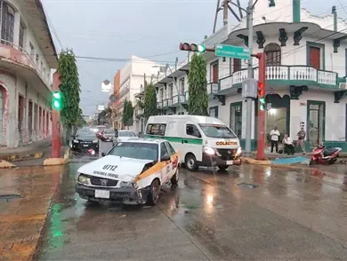 Solo daños en semaforazo entre taxi y una camioneta Solo daños en semaforazo entre taxi y una camioneta