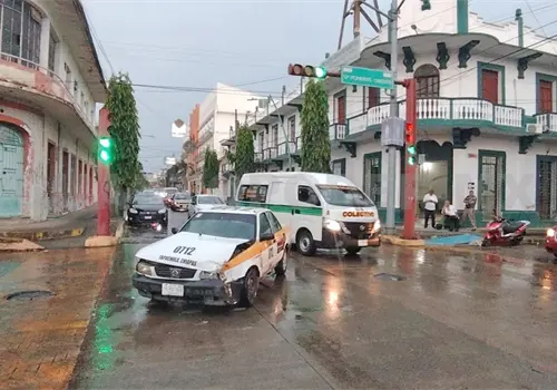 Solo daños en semaforazo entre taxi y una camioneta Solo daños en semaforazo entre taxi y una camioneta