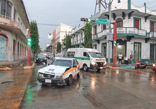 Solo daños en semaforazo entre taxi y una camioneta Solo daños en semaforazo entre taxi y una camioneta