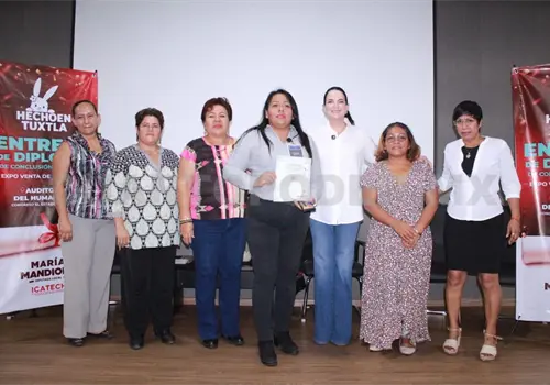 Otorgan diplomas a egresadas de "Hecho en Tuxtla" Otorgan diplomas a egresadas de "Hecho en Tuxtla"