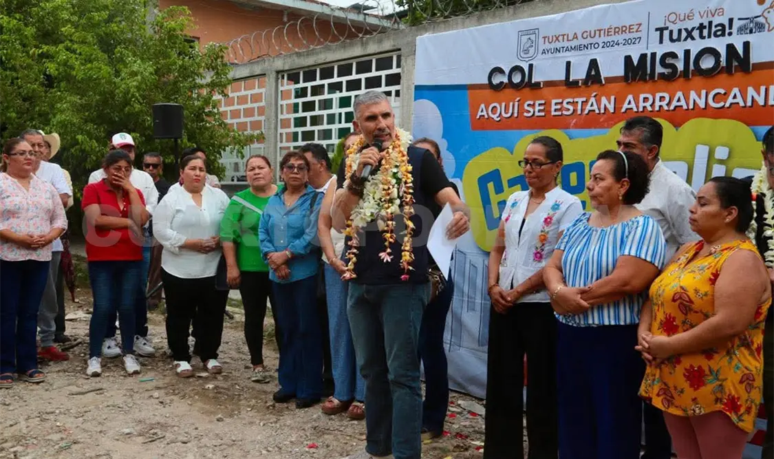 Ángel Torres puso en marcha los trabajos de pavimentación de la calle Acatlán. Cortesía