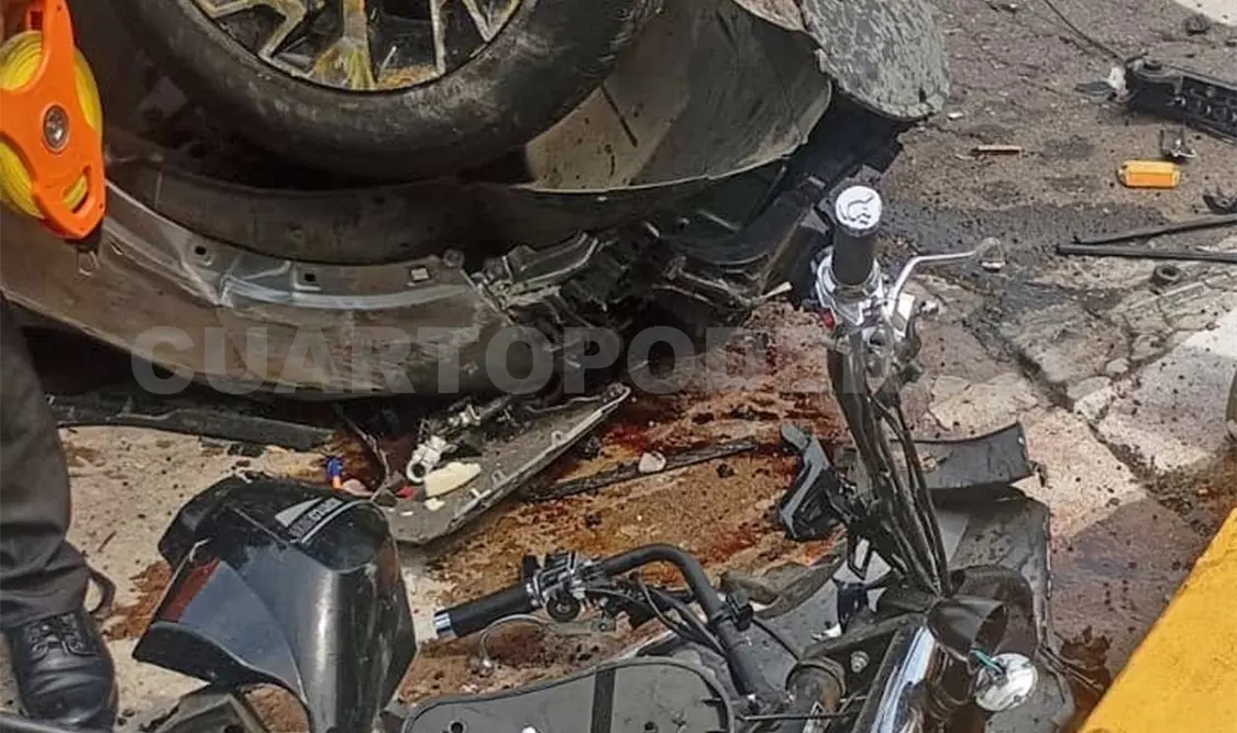 Usuarios de una motocicleta resultaron bastante afectados al igual que su unidad, la cual acabó completamente destrozada. Osman Toledo / CP