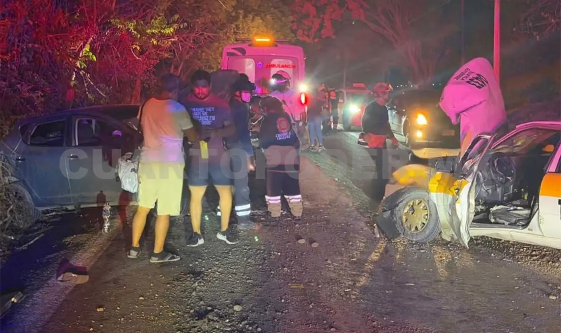 Paramédicos brindaron atención a tres lesionados en el encontronazo carretero. Ulises Villalobos / CP
