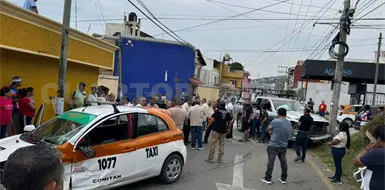 No se detiene en cruce y colisiona contra un taxi No se detiene en cruce y colisiona contra un taxi