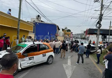 No se detiene en cruce y colisiona contra un taxi No se detiene en cruce y colisiona contra un taxi