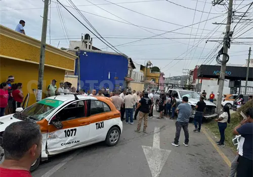 No se detiene en cruce y colisiona contra un taxi