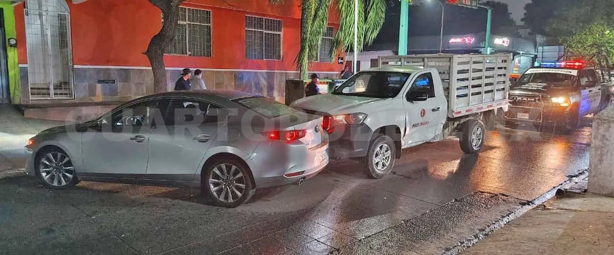El Mazda 3 presentó daños en la parte frontal, salpicadera y el eje delantero. Rafael Victorio / CP