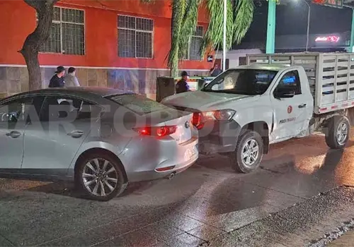 Choque entre camioneta y auto salda con da&ntilde;os