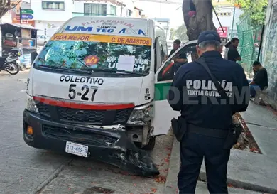 Fuerte colisión en barrio deja cuatro heridos Fuerte colisión en barrio deja cuatro heridos