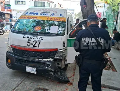 Fuerte colisión en barrio deja cuatro heridos Fuerte colisión en barrio deja cuatro heridos