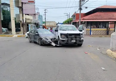 Solo daños en choque en cruce Uno por Uno Solo daños en choque en cruce Uno por Uno
