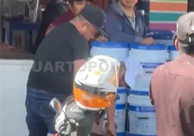 Locatarios de mercado detienen y amarran a ladrón Locatarios de mercado detienen y amarran a ladrón