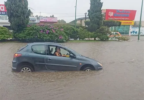 Lluvias dejan calles y bulevar anegado Lluvias dejan calles y bulevar anegado