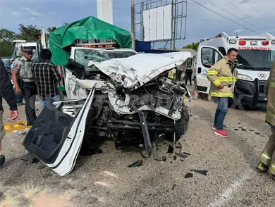 Queda prensada mujer en colisión frontal con camión Queda prensada mujer en colisión frontal con camión