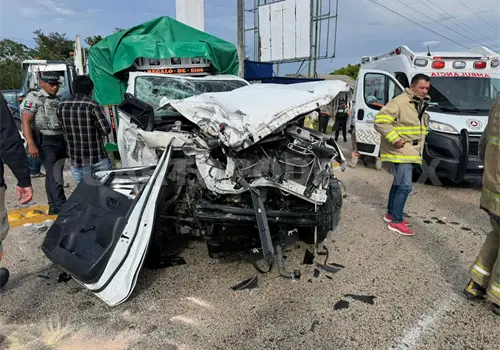 Queda prensada mujer en colisión frontal con camión Queda prensada mujer en colisión frontal con camión