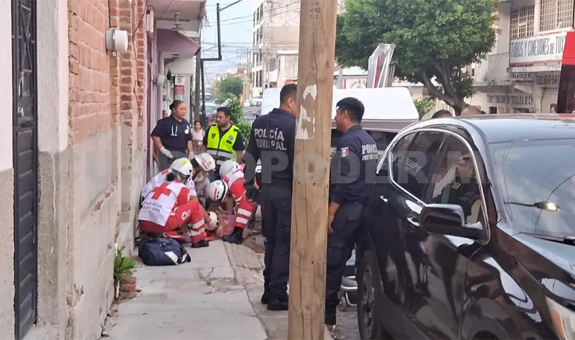 Bajaban unos muebles cuando se venció el barandal de protección. Ulises Villalobos / CP