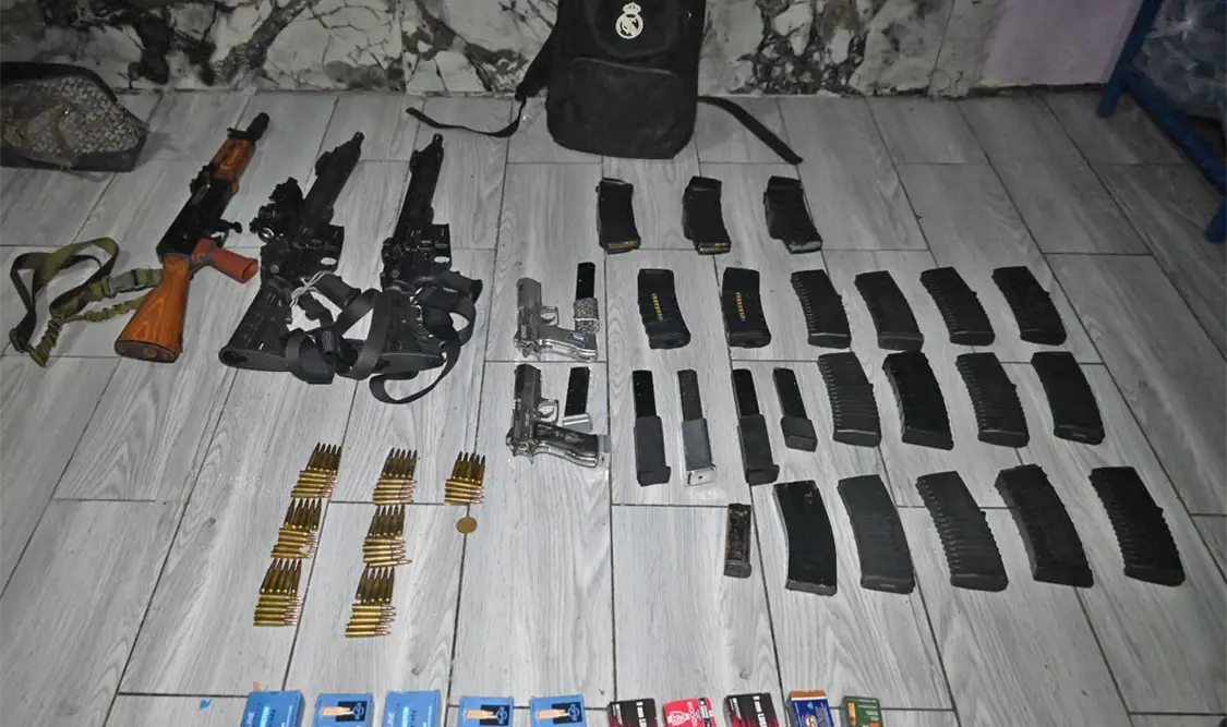 Incautan arsenal, incluidos fusiles de uso militar. Cortesía