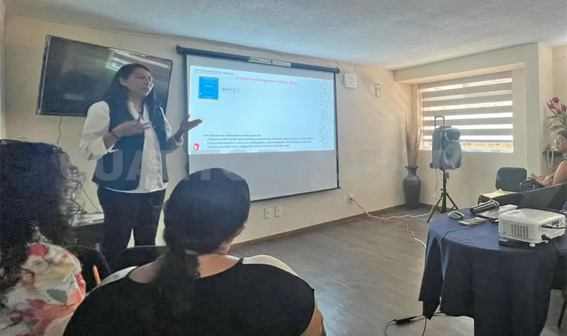 El taller fue ofrecido por la experta Karla Alcántara, a invitación abierta entre las asociaciones de autismo en Chiapas. CP