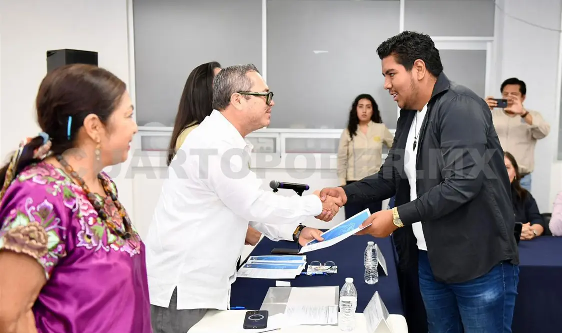 Encabeza el rector Oswaldo Chacón Rojas el acto de entrega de becas. CP