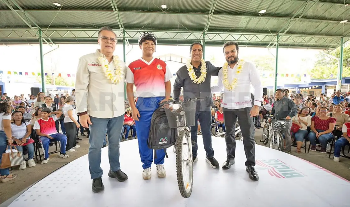 Eduardo Ramírez visitó la Escuela Secundaria Ricardo Flores Magón, en Tuxtla. Cortesía