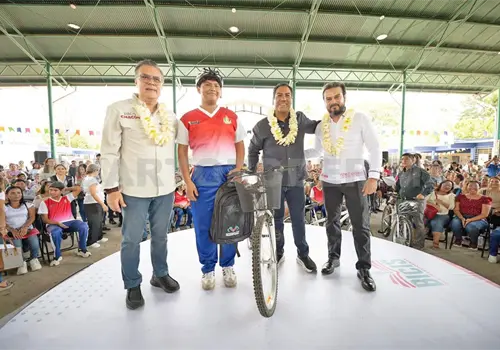 ERA entrega bicicletas y mochilas a estudiantes ERA entrega bicicletas y mochilas a estudiantes
