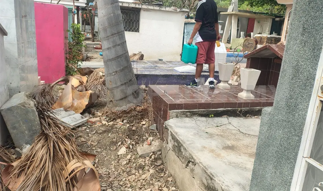 El cúmulo de basura en pasillos representa un problema. CP