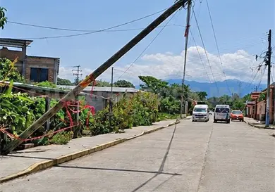 Postes de Telmex en riesgo de caer Postes de Telmex en riesgo de caer