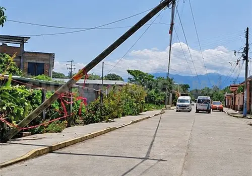 Postes de Telmex en riesgo de caer Postes de Telmex en riesgo de caer