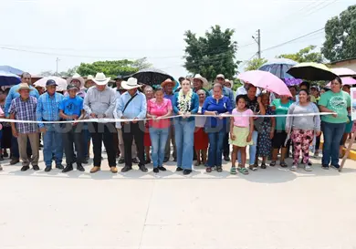 Valeria Rosales inaugura pavimentaci&oacute;n en ejido