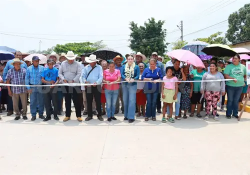 Valeria Rosales inaugura pavimentación en ejido Valeria Rosales inaugura pavimentación en ejido