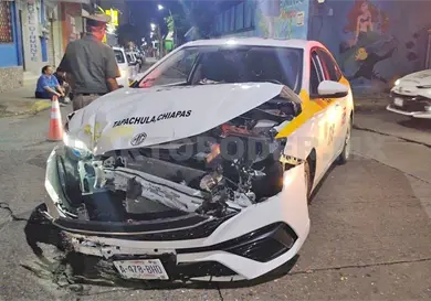 Colisi&oacute;n entre taxis salda con da&ntilde;os materiales
