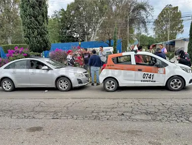 Ebrio conductor se estrella en un taxi Ebrio conductor se estrella en un taxi
