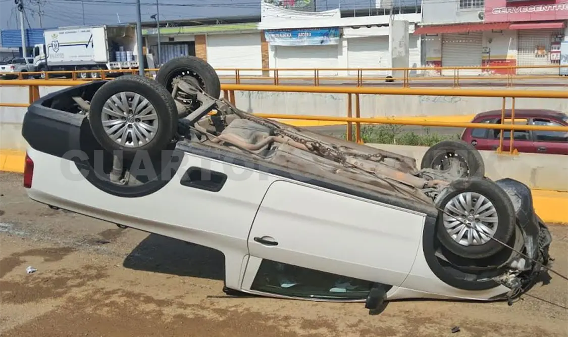 La velocidad excesiva propició que la camioneta acabara volcando. Ulises Villalobos / CP