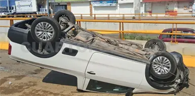 Vuelca veloz automovilista en la vía a Chicoasén Vuelca veloz automovilista en la vía a Chicoasén