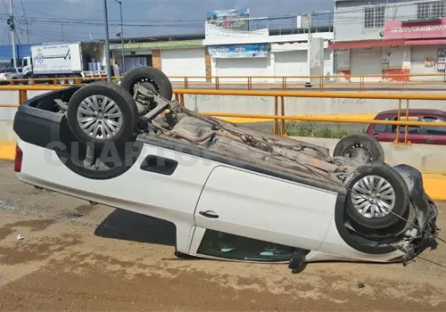 Vuelca veloz automovilista en la vía a Chicoasén Vuelca veloz automovilista en la vía a Chicoasén