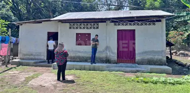 Su propio hijo la degüella al interior de su casa Su propio hijo la degüella al interior de su casa