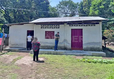 Su propio hijo la degüella al interior de su casa Su propio hijo la degüella al interior de su casa