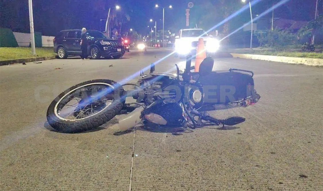 La camioneta impactó por alcance al motorista sobre la 4.ª avenida Sur Prolongación. Víctor Sánchez / CP