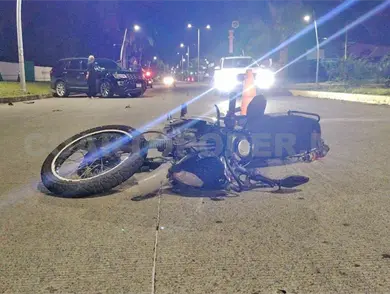 Impacta por alcance camioneta a motociclista Impacta por alcance camioneta a motociclista