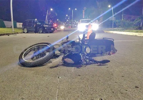 Impacta por alcance camioneta a motociclista Impacta por alcance camioneta a motociclista