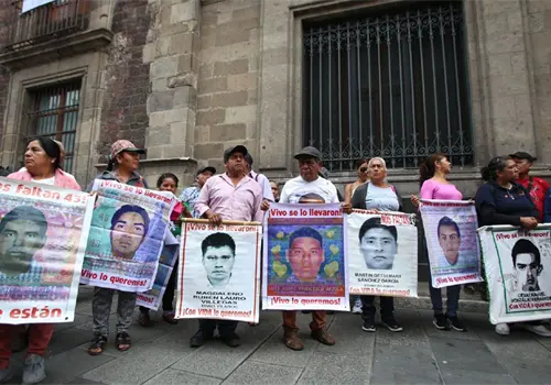 Se re&uacute;nen con Sheinbaum familiares de los 43